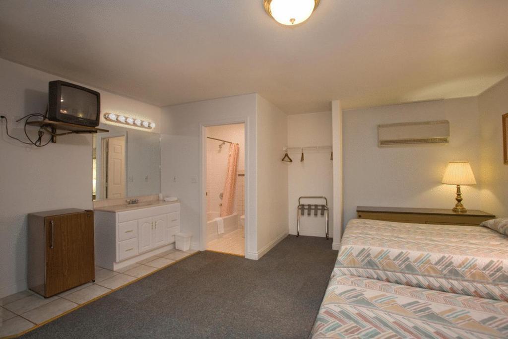 Stagecoach Motel Колорадо Спрингс Стая снимка